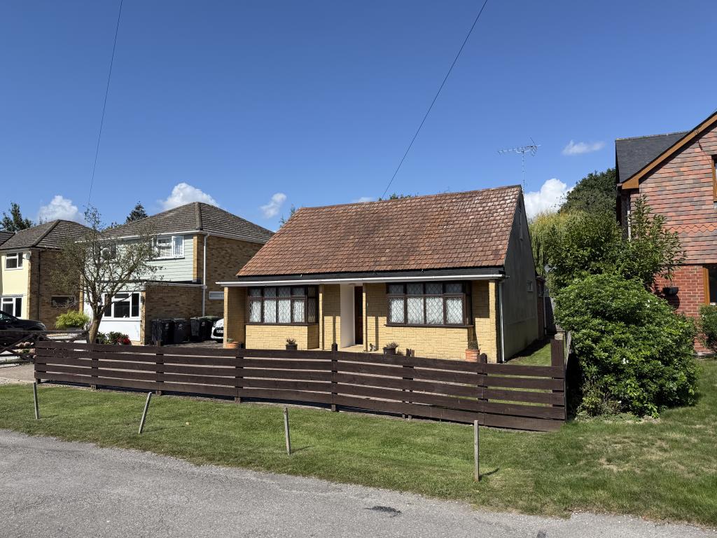 Lot: 109 - FOUR-BEDROOM DETACHED BUNGALOW FOR IMPROVEMENT ON 0.21 ACRES - Detached bungalow with view of front garden